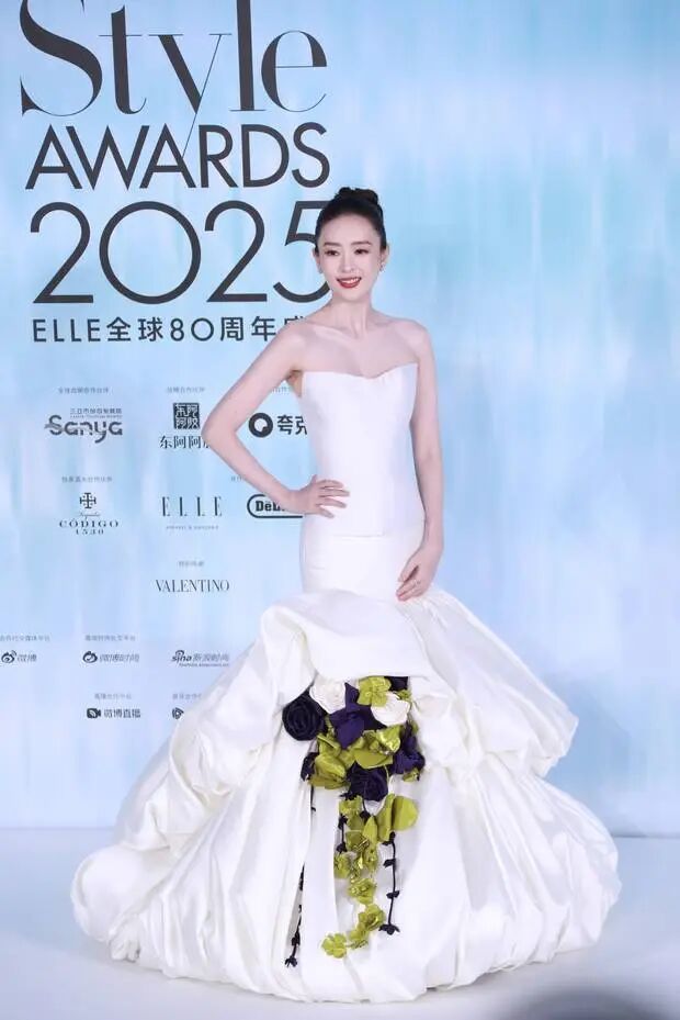 童瑶穿白色礼服好似婚纱。