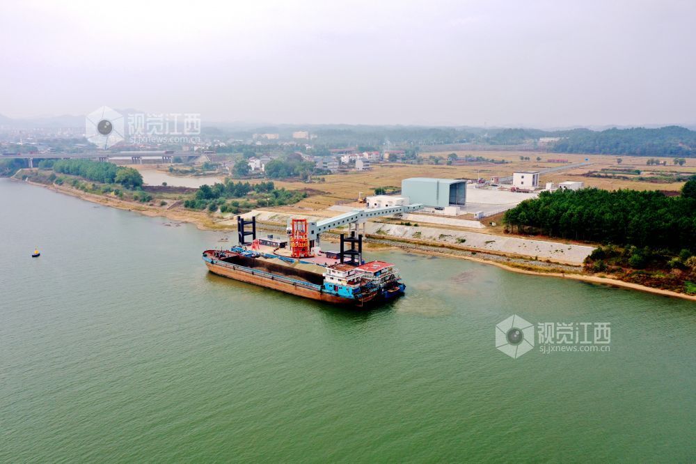 2025年10月27日,两艘货船有序停靠在江西省吉安市峡江县巴邱镇王家货运码头装载货物。