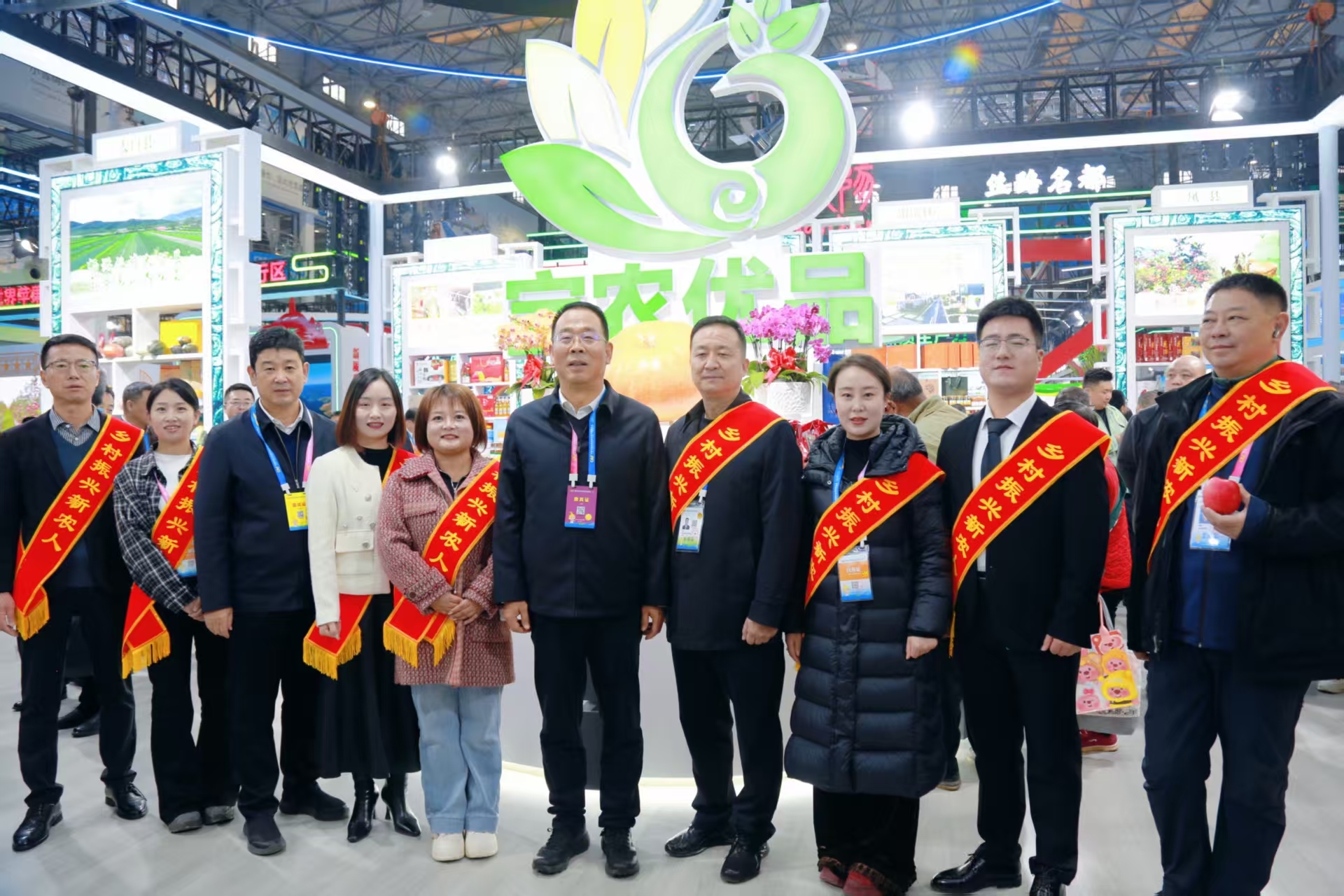 新質(zhì)生產(chǎn)力閃耀農(nóng)高會！寶雞展團“十大新農(nóng)人”領(lǐng)銜 引爆開幕日熱潮