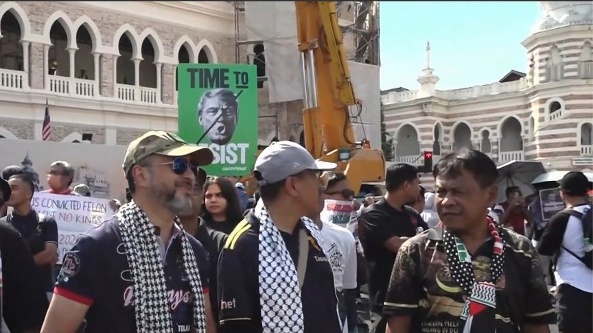 特朗普抵达马来西亚，当地示威集会抗议不断，前总理儿子参加游行