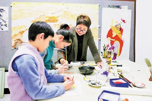 10月24日，唐山市古冶区“爱心妈妈”郑盛兰（右一）与孩子们一起画画。 本报记者 师源摄