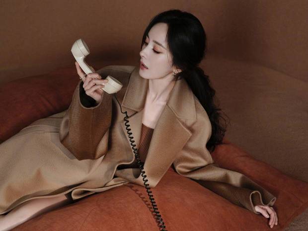 杨幂的脸蛋白皙又水灵。