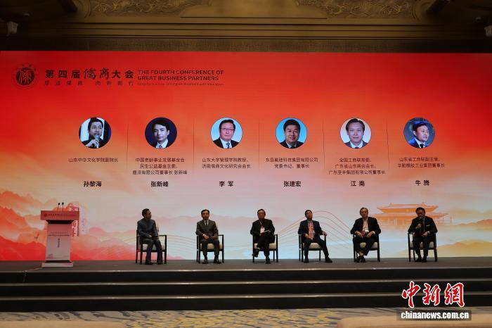 山东中华文化学院副院长孙黎海主持访谈交流环节。孙婷婷 摄