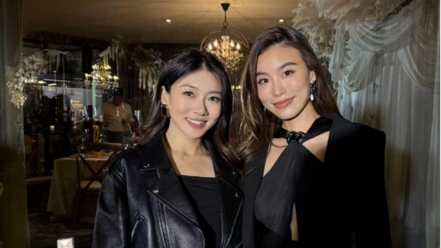 程晓玥参加闺蜜婚礼，腹部隆起明显，面相都变了，孕感十足封面图