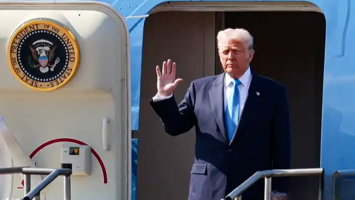 特朗普抵达韩国，韩国仪仗队演奏《Y.M.C.A》迎接