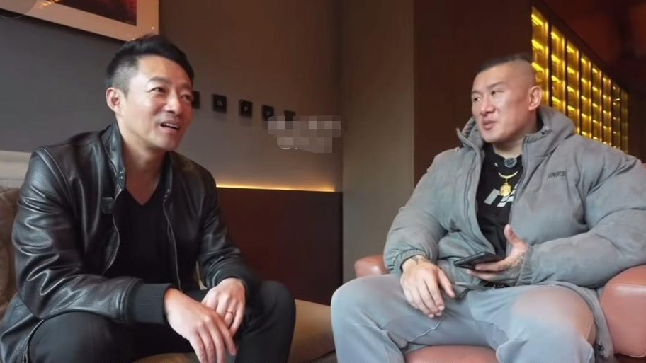 汪小菲陪台湾馆长逛北京，喝豆汁吃烤鸭臭豆腐，一句话暴露涵养封面图