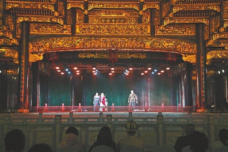 10月19日晚，作为2025中国景德镇国际陶瓷博览会的重要配套活动之一，2025江西乐平戏聚荟在乐平市洪岩水上戏台开幕，现场还特邀英国知名剧团呈现莎士比亚经典剧作《李尔王》选段。