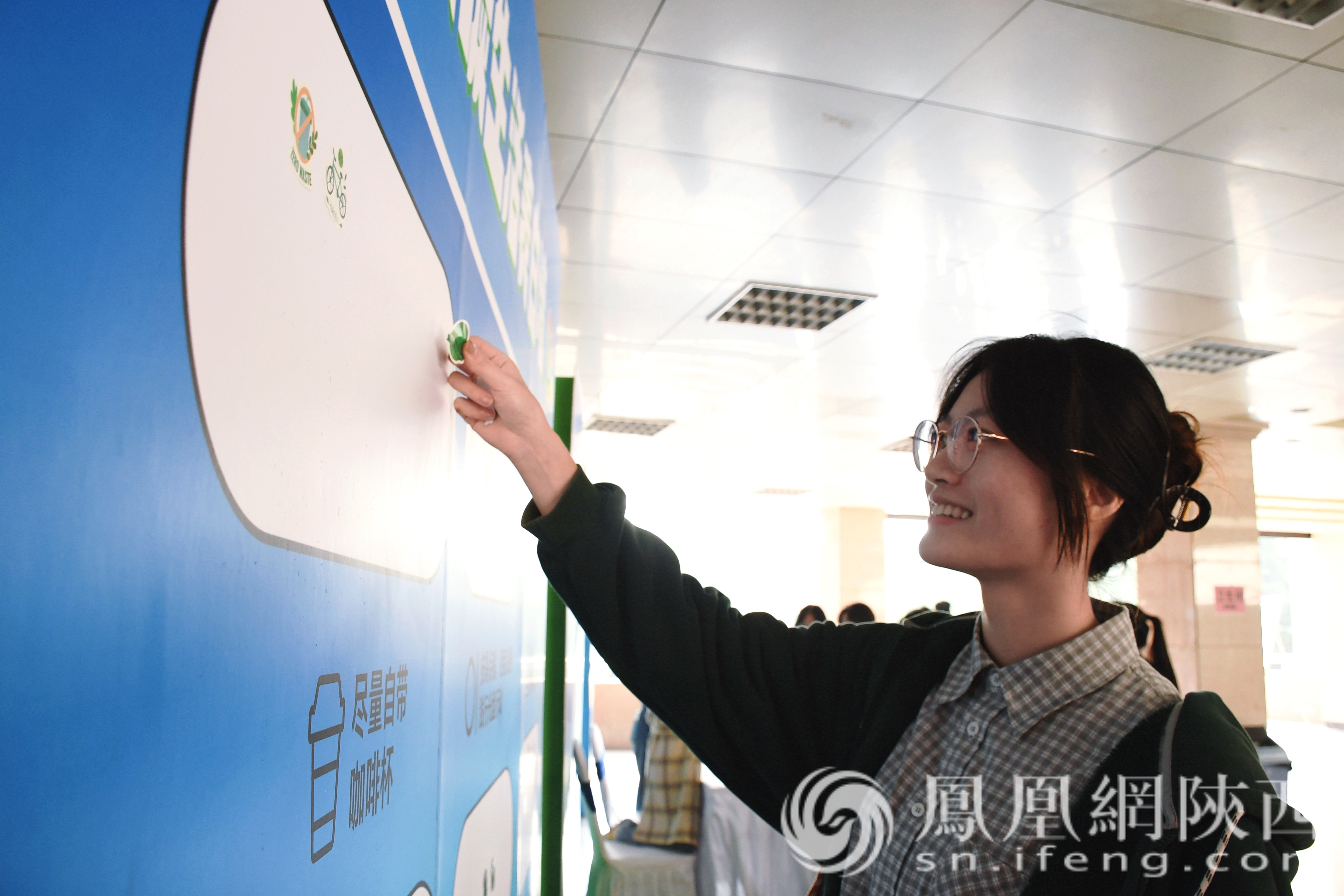 学生参与低碳挑战活动