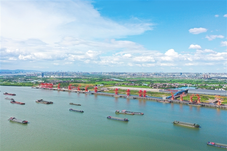 南昌市姚湾综合码头一片忙碌景象。本报全媒体记者 洪子波摄