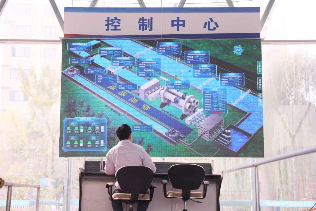 工作人员在国家水资源计量装备产业测试中心开展智能水表测试实验。新华社发