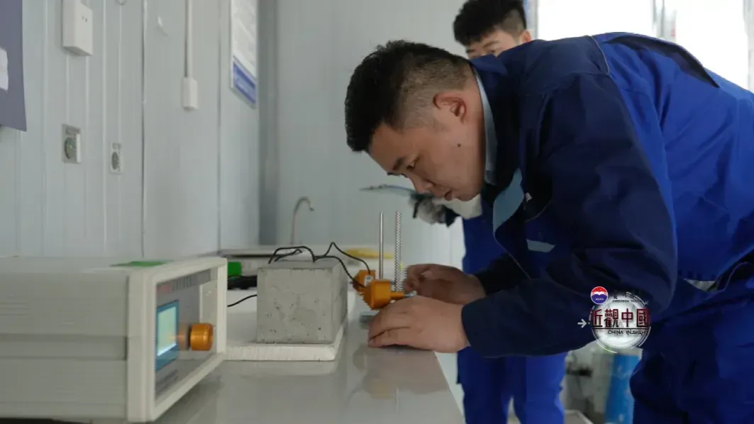 天山隧道项目所处的位置十分寒冷，对材料的抗冻性要求有多严格？