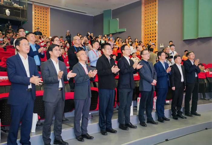 全场起立向沈金水老战士致敬