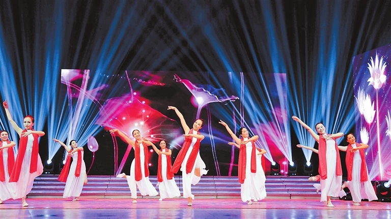 周口市文化志愿者們展現優美舞姿，唯美動人。