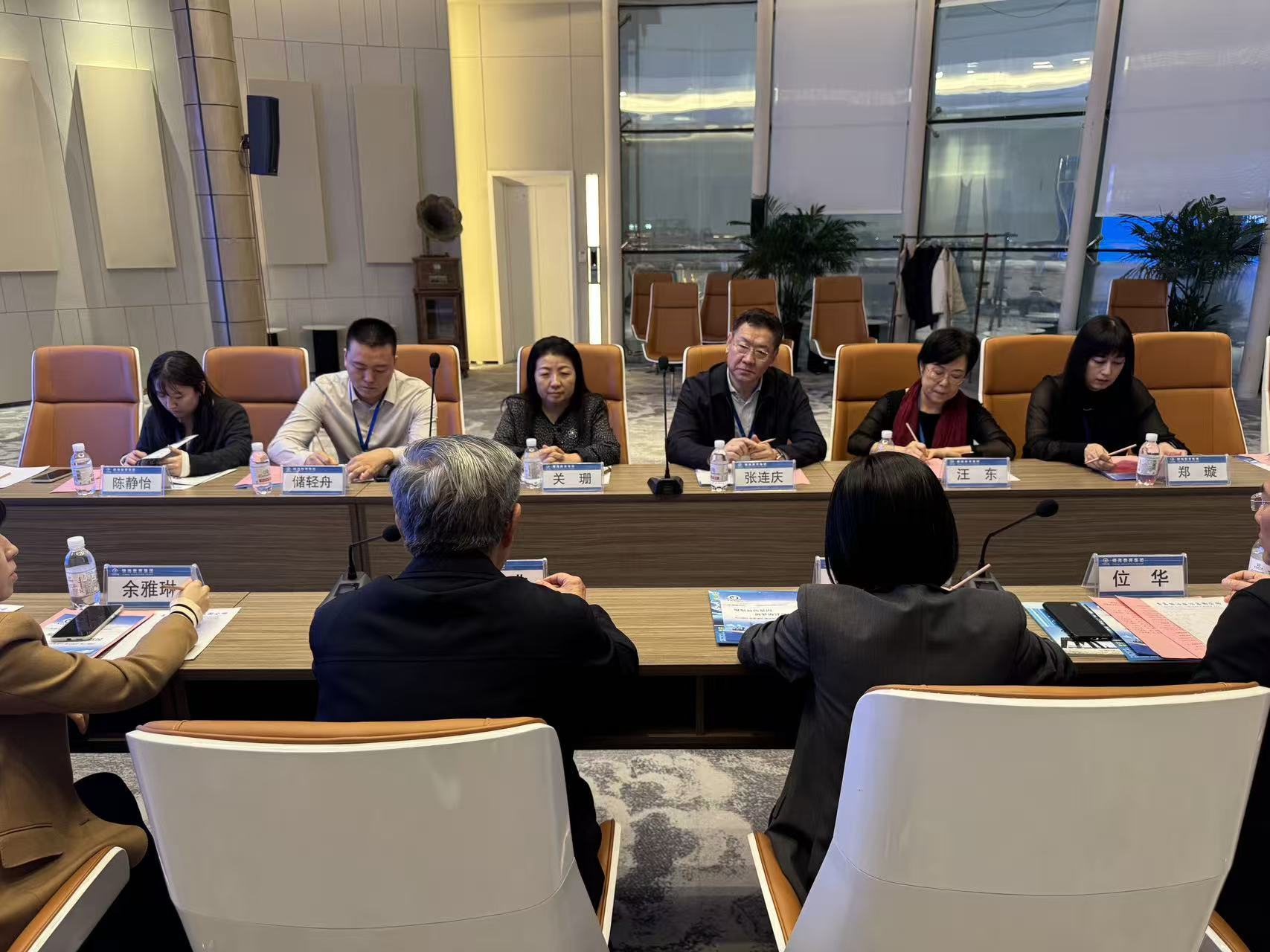 青澳同心铸忠魂 零点研学悟担当—— 澳门青年代表团走进青岛水准零点景区