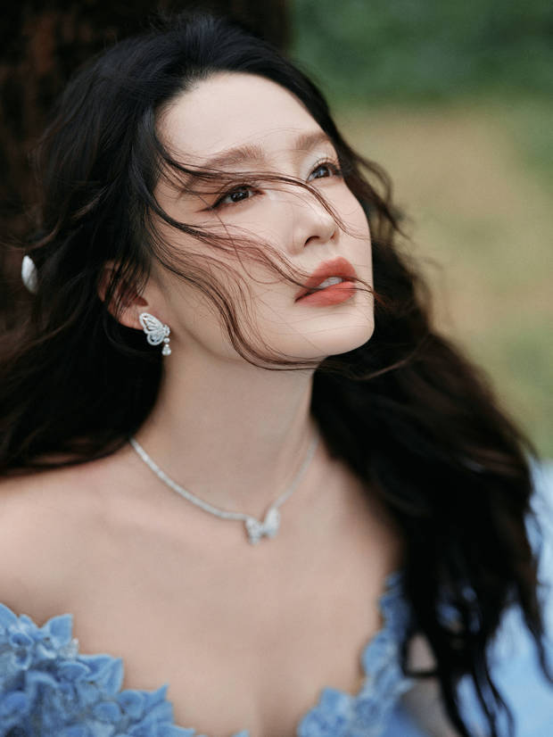 李沁气质温婉。