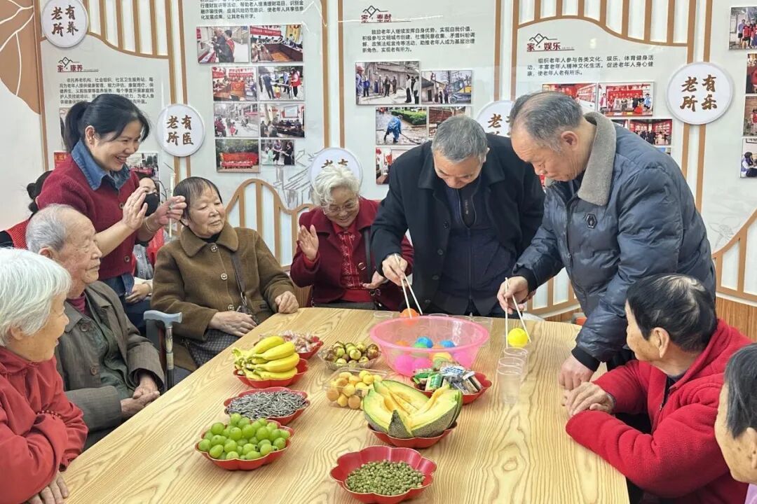 临渭区杜桥街道志愿者开展关爱老人志愿活动