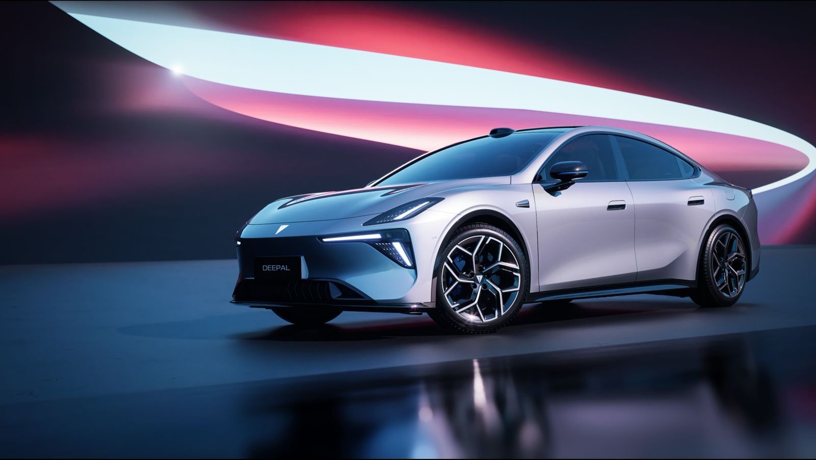 对话深蓝汽车董事长邓承浩:电池做不好安全,就不配做电车