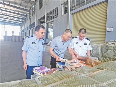 民警正在检查图书（图/受访单位提供）
