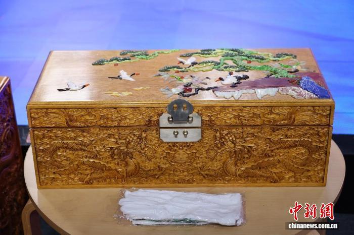 百宝嵌系列小叶紫檀箱柜盒 主办方供图