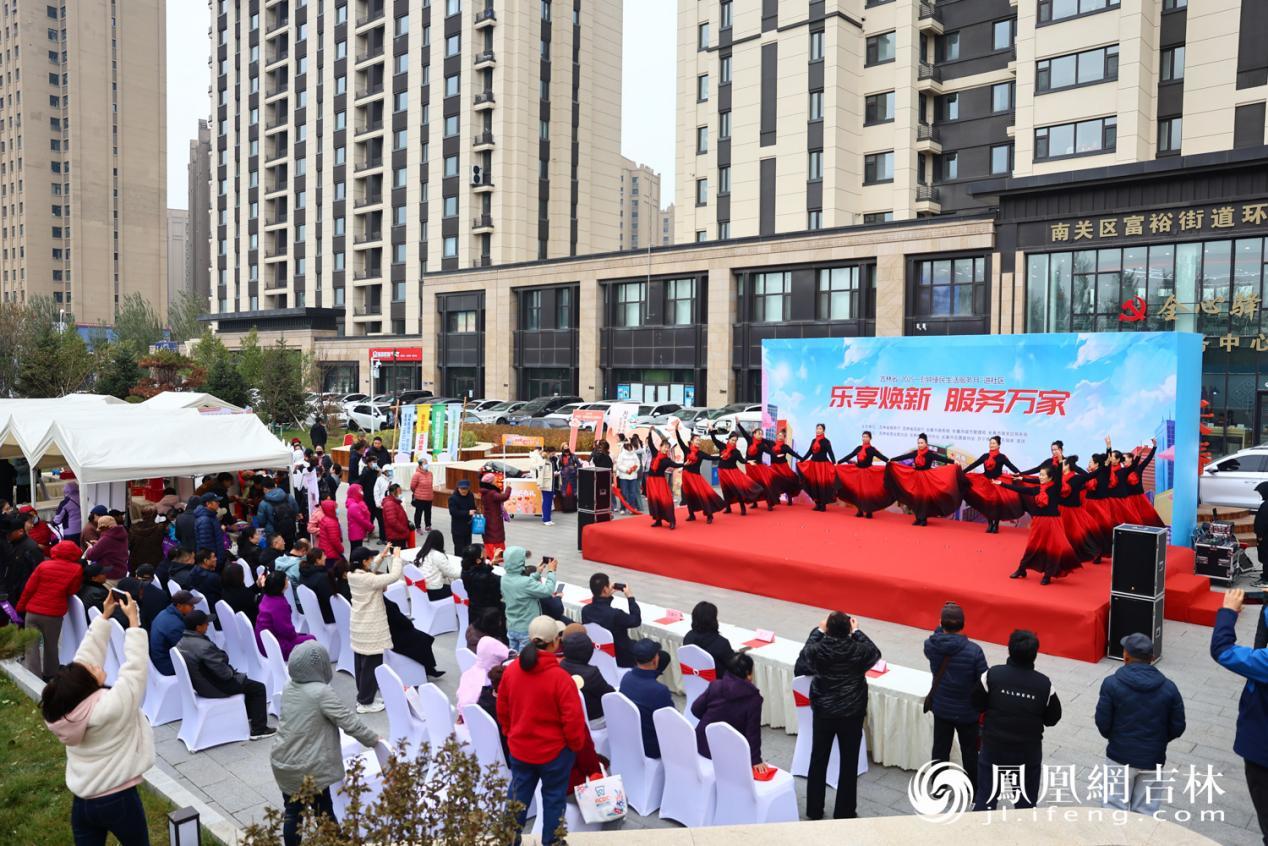 活动现场居民表演节目