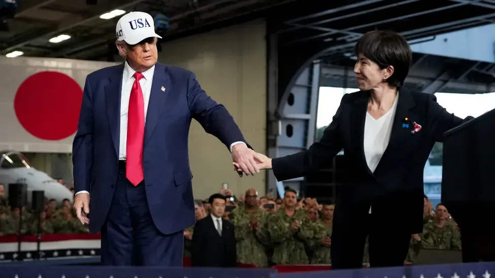 被特朗普一顿夸，高市早苗在驻日美军前“旋转跳跃”