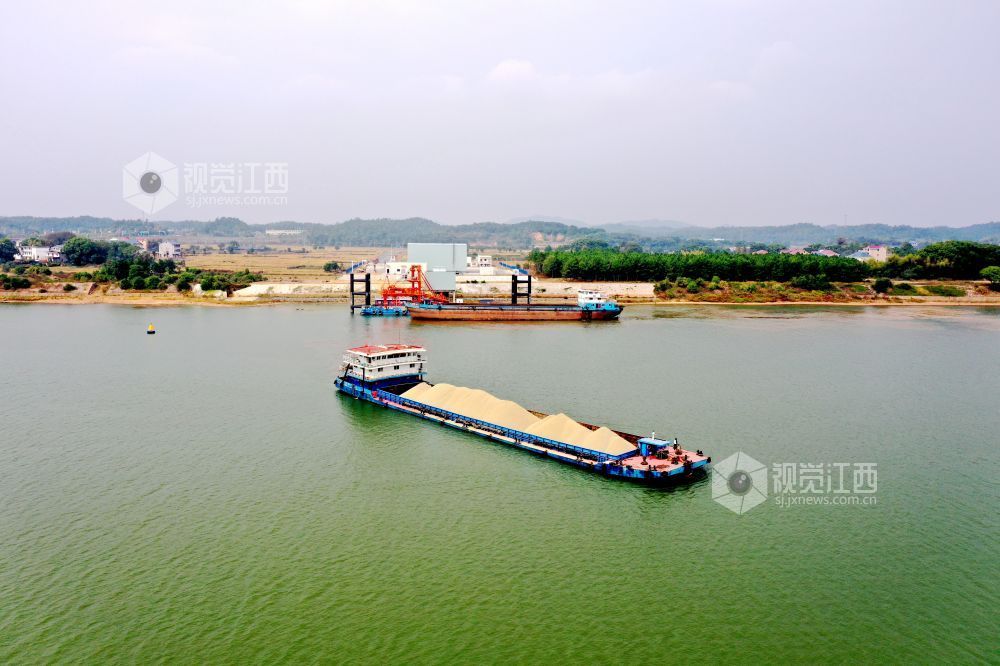 2025年10月27日,满载货物的船舶正有序驶离江西省吉安市峡江县巴邱镇王家货运码头。