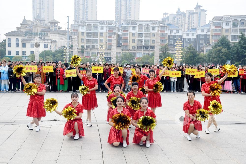 2025年10月28日，在九九重阳节来临之际，江西省抚州市南丰县老年体协举办的“情暖金秋 爱在重阳”“农商银行”杯文体展示活动在桔都文化广场火热举行。