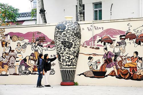 10月24日，游客在峰峰矿区磁州窑文化创意街区游玩。近年来，该区通过实施陶瓷产业复兴工程，推动磁州窑产业不断发展。 李栋摄