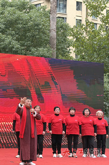 文艺演出中演唱《我的中国心》。