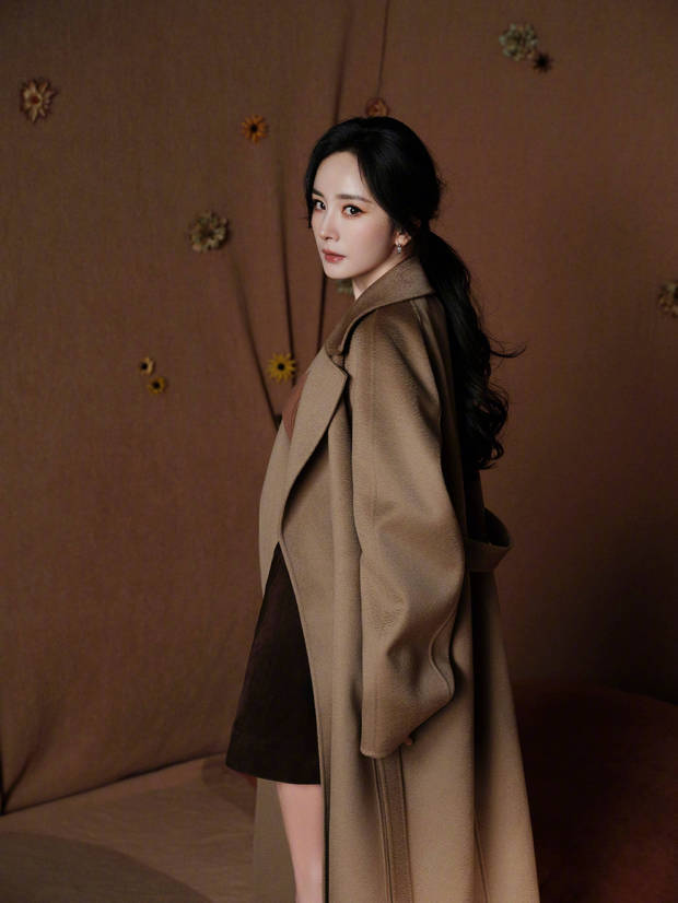 杨幂侧颜精致,眼神超A,瞬间从丰腴美人变身冷酷御姐。