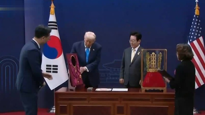 李在明授予特朗普无穷花大勋章，还送给他一顶古代金冠复制品