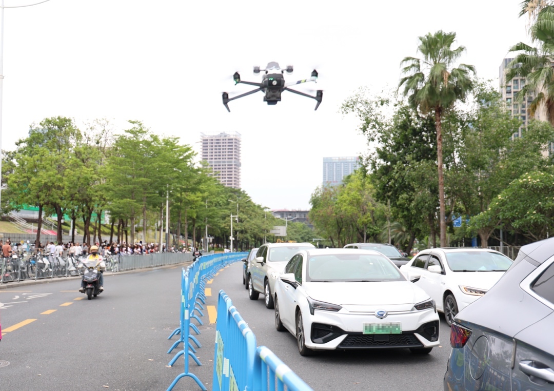 交警利用警用无人机掌握路况,疏导交通