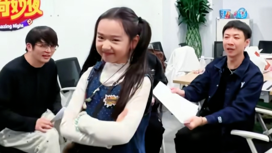 张维伊获董璇女儿探班，称呼已从“窝子”改为“酒窝老师”封面图