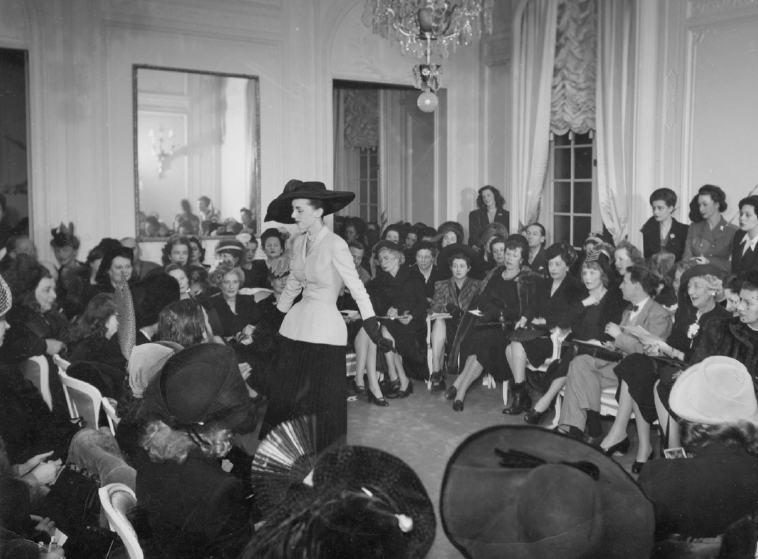 迪奥首场时装秀:迪奥套装展示,迪奥一九四七春夏高级订制系列。图片来源:迪奥