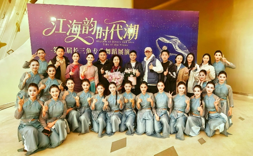 展演通过江苏文联视频号、江苏文艺网、江苏省舞蹈家协会视频号、新华云、现代+APP等新媒体平台现场同步直播，现场和在线观众约近300万人次，共享长三角舞蹈艺术盛宴。