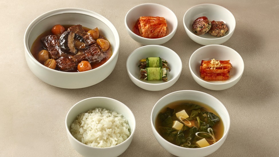 韩国招待特朗普的午餐菜单曝光，前菜是韩国海鲜配千岛酱，主菜有米饭、泡菜、美国牛小排