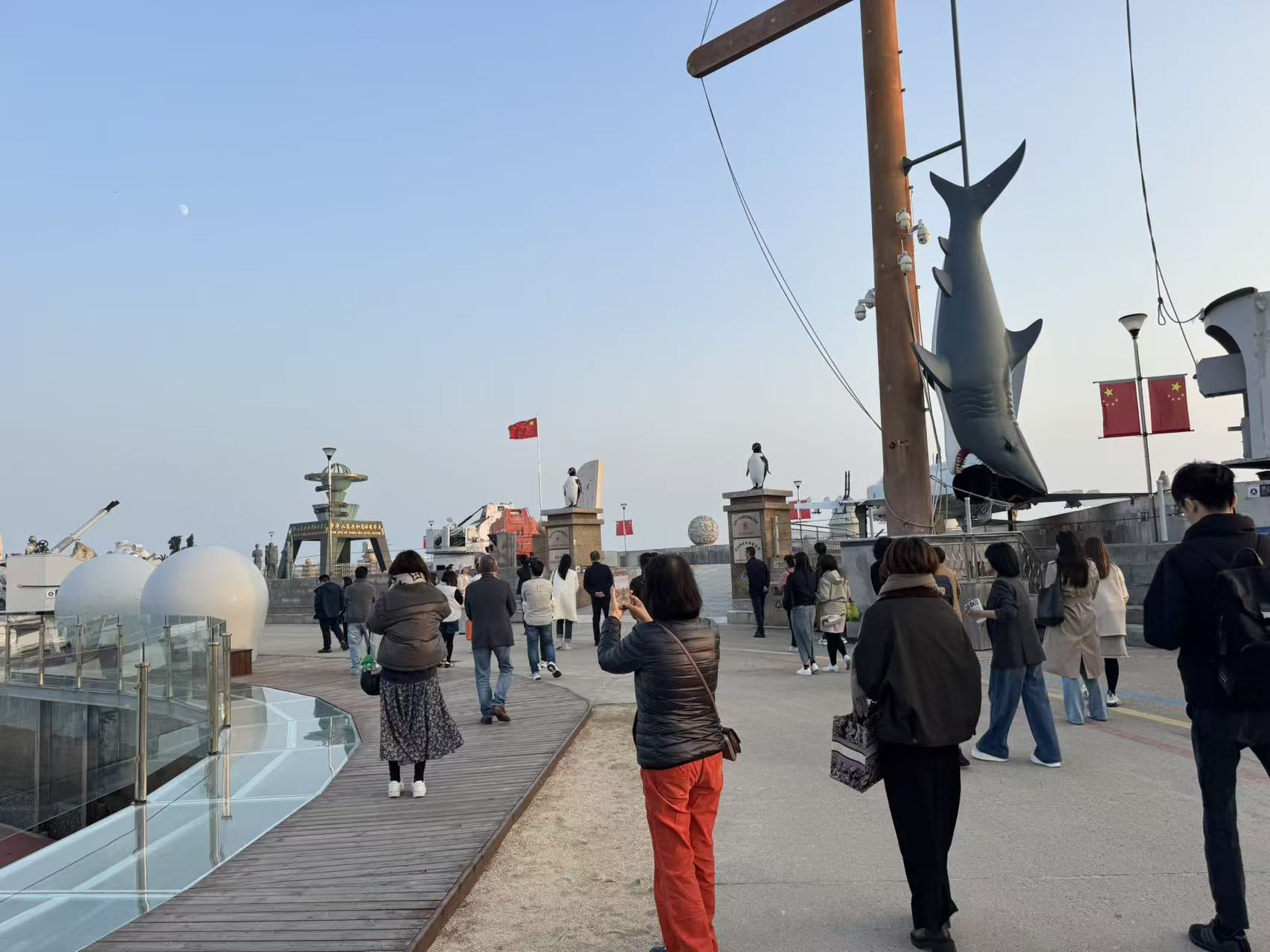 青澳同心铸忠魂 零点研学悟担当—— 澳门青年代表团走进青岛水准零点景区