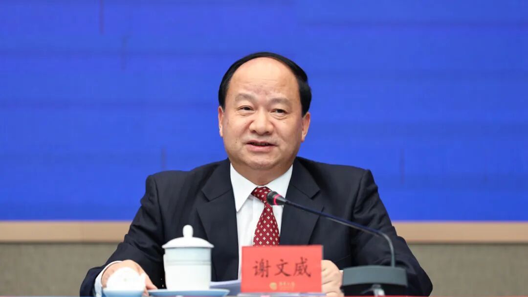 图：第七届世界客商大会筹备工作专班综合组常务副组长、梅州市人大常委会副主任谢文威发言