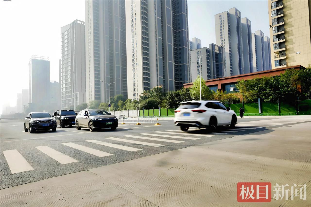 武汉地铁12号线园林路站完成“还路”,实现了从混凝土路面到沥青路面的全面提档升级,道路设施,含无障碍公交站台、人行道均已完善。袁永华 摄.jpg