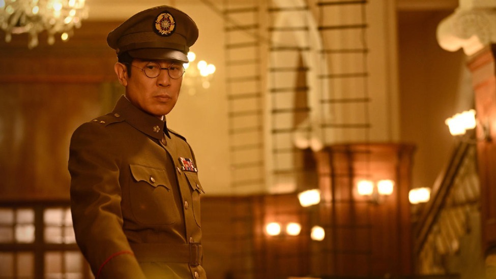 凤凰晚报|从“英女王最爱的儿子”到被废,他是如何一步步走到今天的?