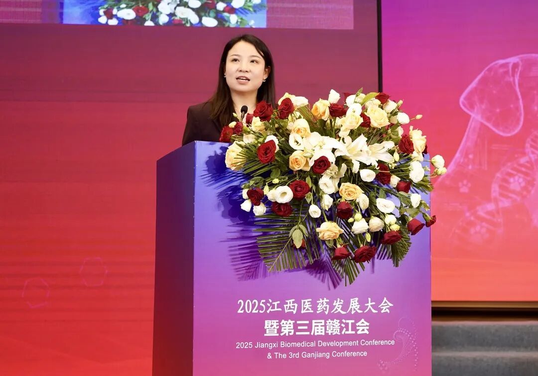 赣南创新与转化医学研究院院长助理、江西省宠物行业协会理事长、大会主席胡曼丽致辞 全媒体记者吴轶曌摄