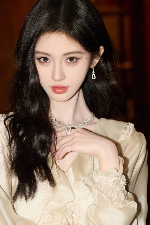 鞠婧祎妆容精致，眼神魅惑。