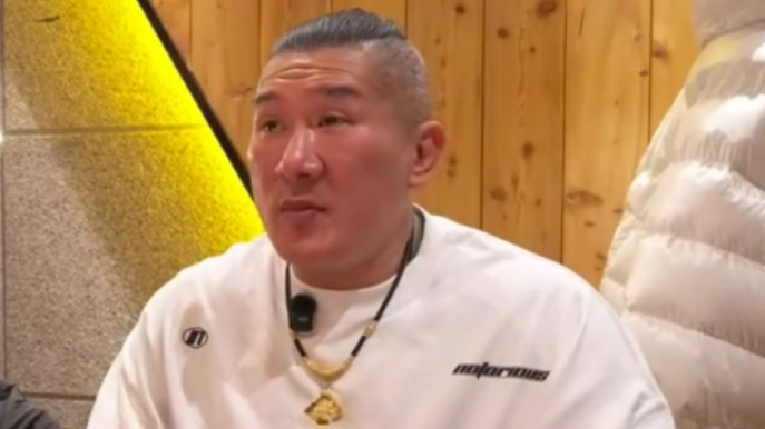 “馆长”在丹东品尝炒蚕蛹，直呼味道像蟑螂蛋蛋