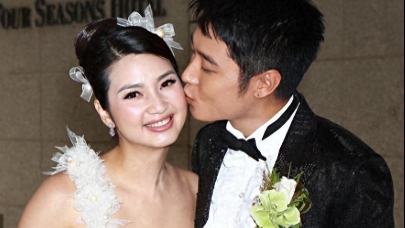 洪欣刚过完54岁生日，张丹峰就晒女儿圈钱，他的