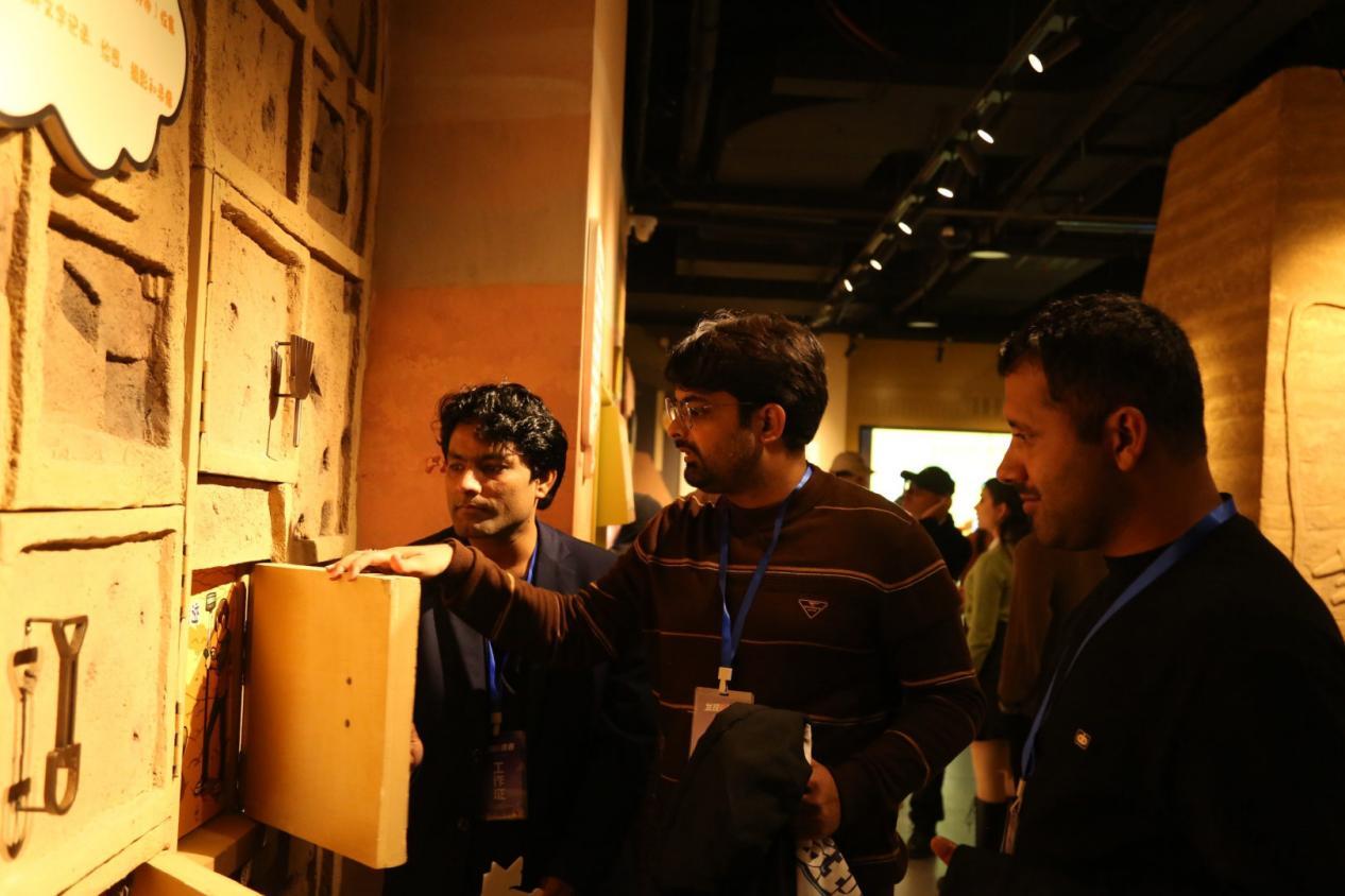 同行人员体验考古项目