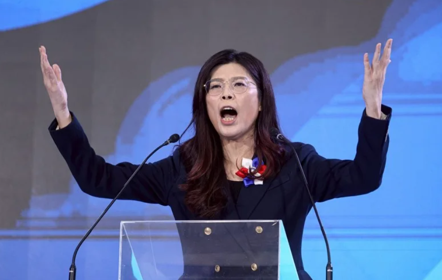 郑丽文正式就职,誓言让国民党从羊群变狮群,马英九台下落泪