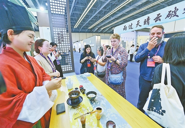 10月18日，在景德镇陶博城国际会展中心，外国嘉宾用陶瓷茶具品茶。