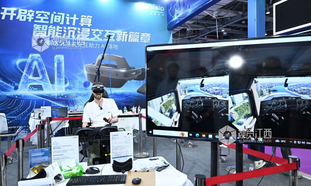 10月19日,游客在体验一款8K沉浸式高仿真MR飞行模拟器。该设备结合了AI与XR技术,是专业领域仿真训练变革的集成创新之作。