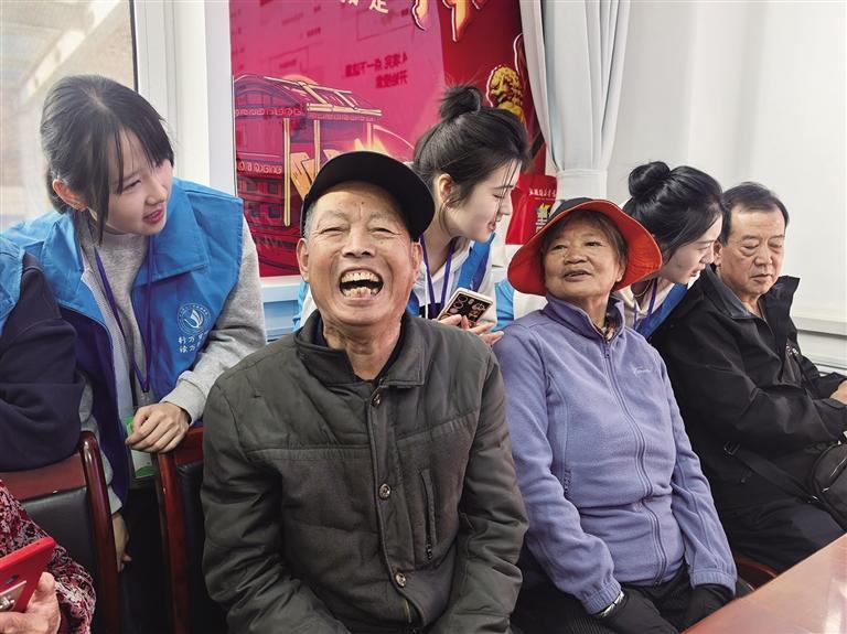 大学生来助老　本报记者　张丹　摄