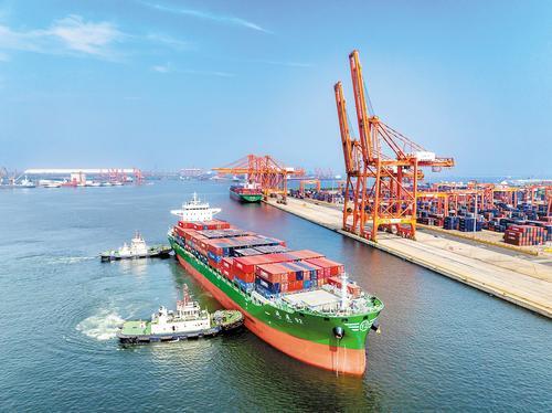 近日，一艘货轮在靠泊唐山港京唐港区集装箱码头。唐山港货物吞吐量稳居世界沿海港口第二。本报记者 赵杰摄